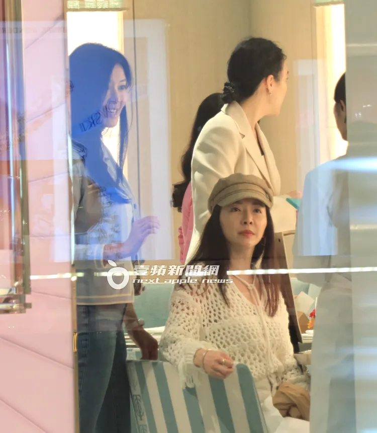 林熙蕾（左）和蔡依倫及友人寒暄。特勤中心攝