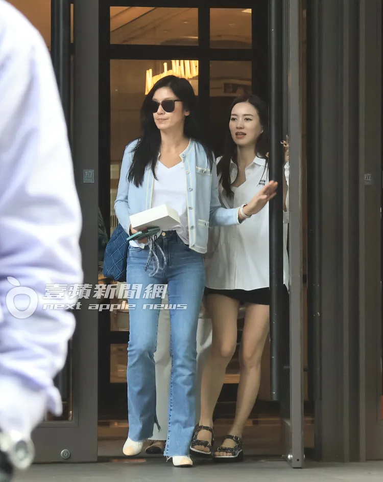 林熙蕾（左）和林牧潔步出新光三越A9館。特勤中心攝