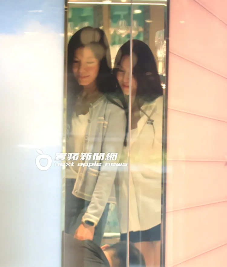 林熙蕾（左）和林牧潔在餐廳內拍美照。特勤中心攝
