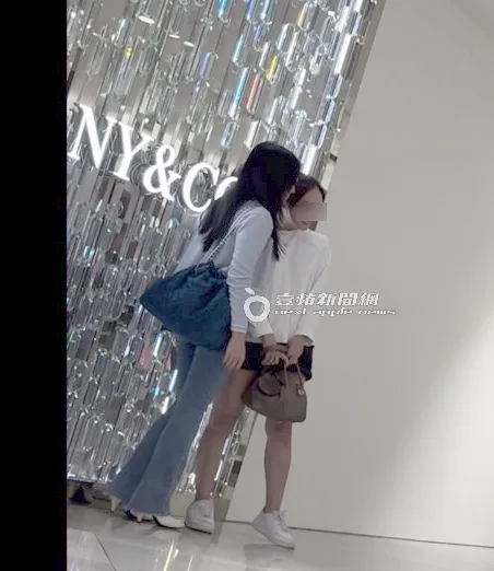 林熙蕾在Tiffany & Co.餐廳前，遇到粉絲大方合影。特勤中心攝