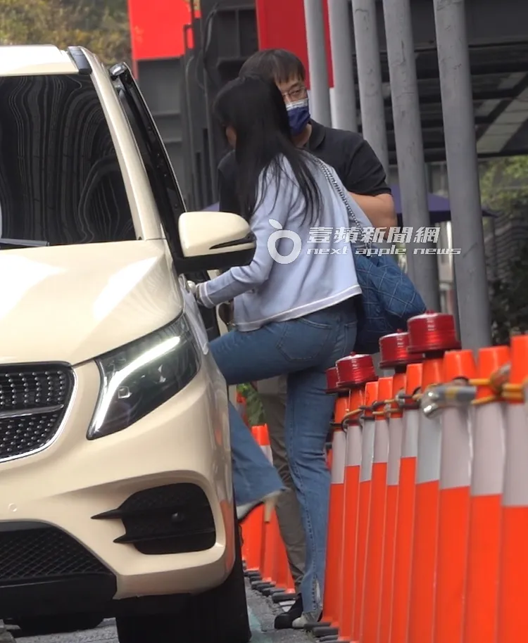 林熙蕾搭乘關穎的車離開。特勤中心攝