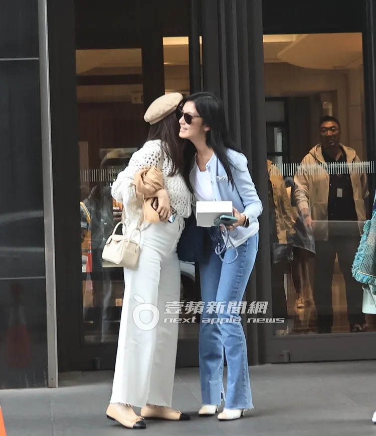 林熙蕾（右）與蔡依倫相擁道別。特勤中心攝