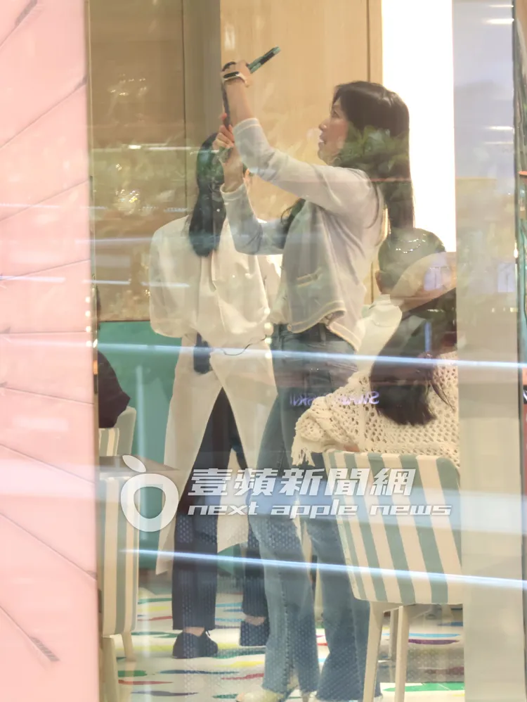 林熙蕾不時舉起手機拍攝著名的Tiffany藍盒子裝置藝術。特勤中心攝