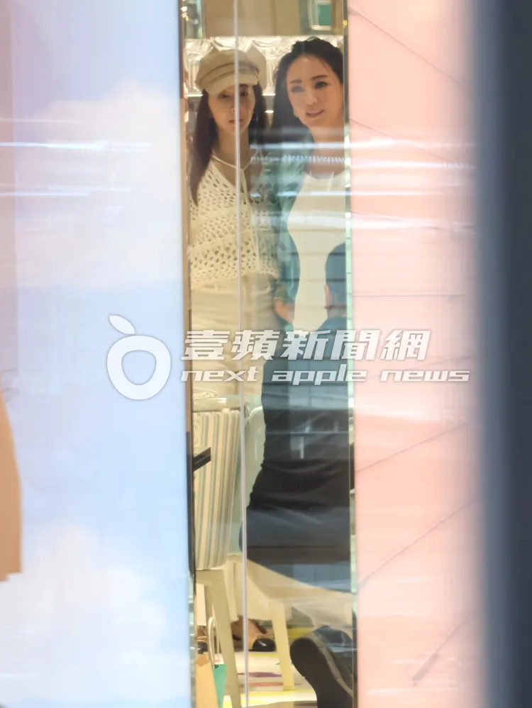 關穎（右）與蔡依倫開心合照。特勤中心攝