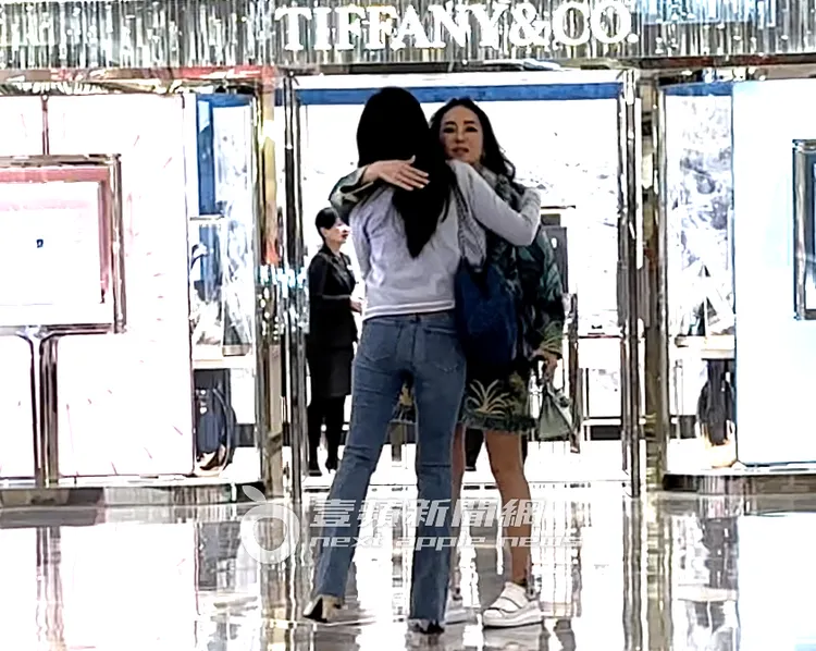 林熙蕾（左）和關穎在餐廳門口擁抱。特勤中心攝