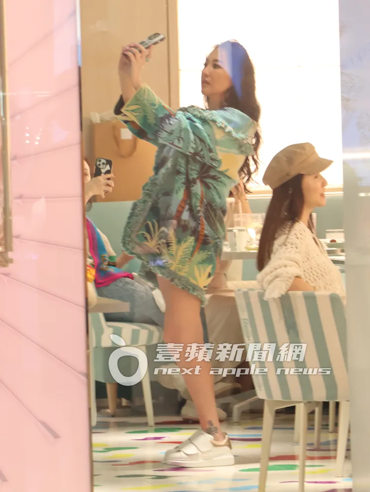 關穎也不忘拿起手機記錄下和姐妹們的聚會時光。特勤中心攝