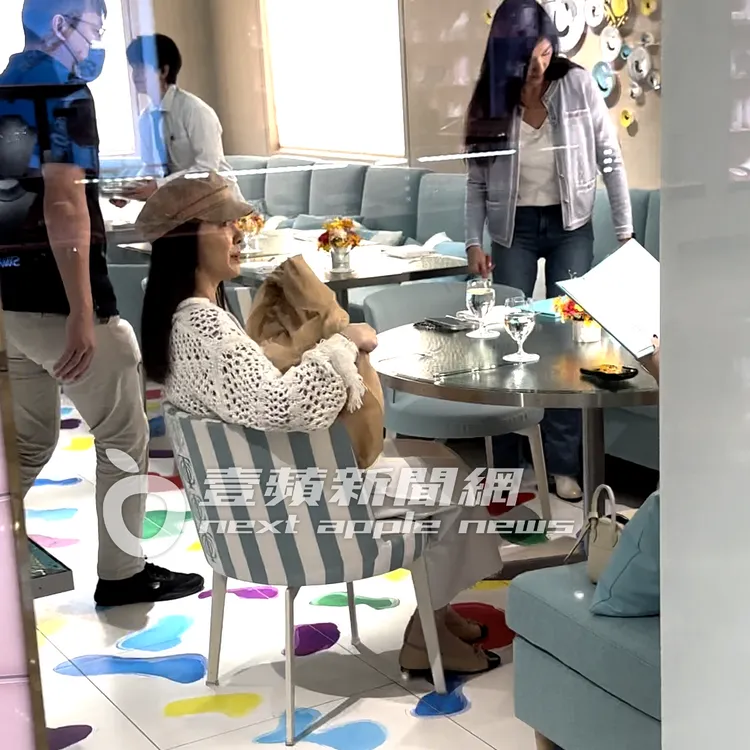 蔡依倫（左）與林熙蕾入座。特勤中心攝