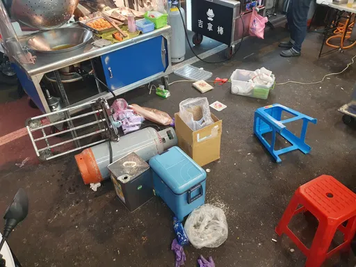 湳雅夜市攤商為這事爆內鬨 護花男譙老闆連瓦斯桶都推倒!警辣椒水控場