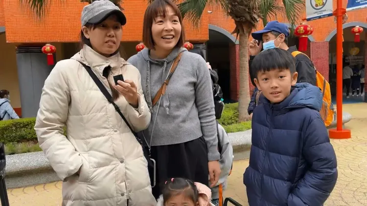 來自香港的蔡小姐全家人春節來台旅遊，行程中帶著小朋友到麗寶樂園遊玩。業者提供