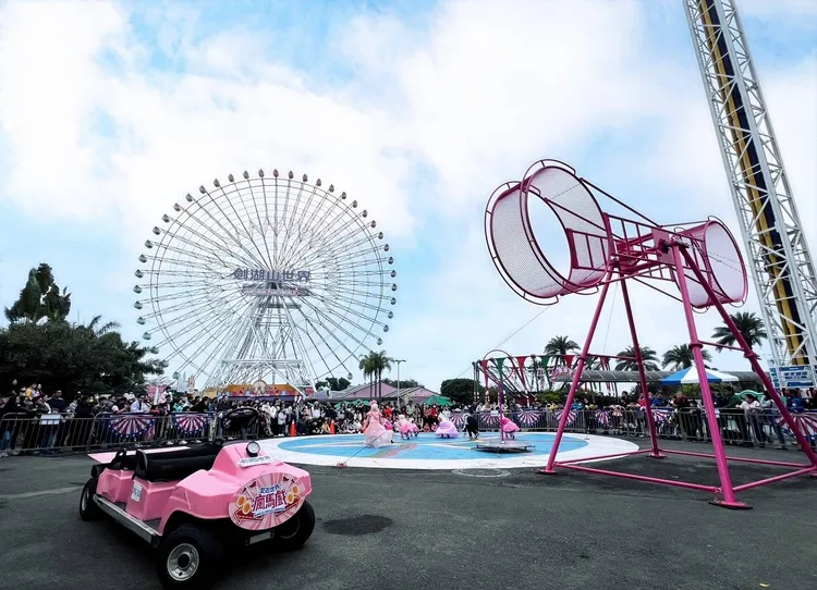 劍湖山世界極限飛輪瘋馬戲，吸引眾多遊客圍觀。業者提供