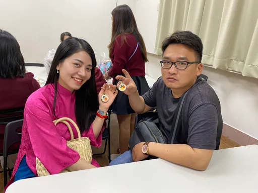 新住民手作花燈迎接元宵 分享馬來西亞「拋柑」趣聞