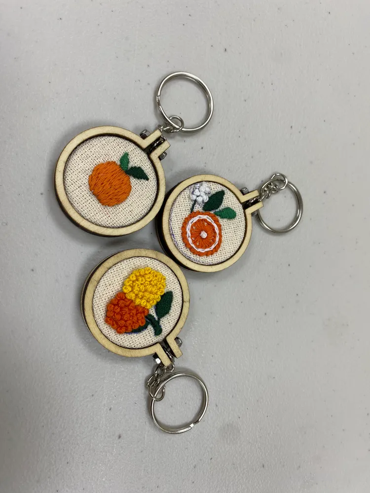 良緣吉利微刺繡鑰匙圈成品。翻攝畫面