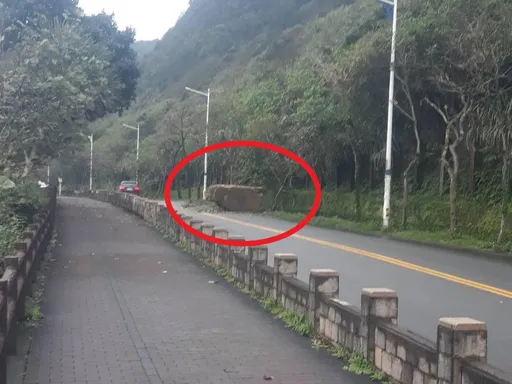 基隆外木山驚傳落石事件！15噸巨石橫躺路中　工程處緊急派員排除
