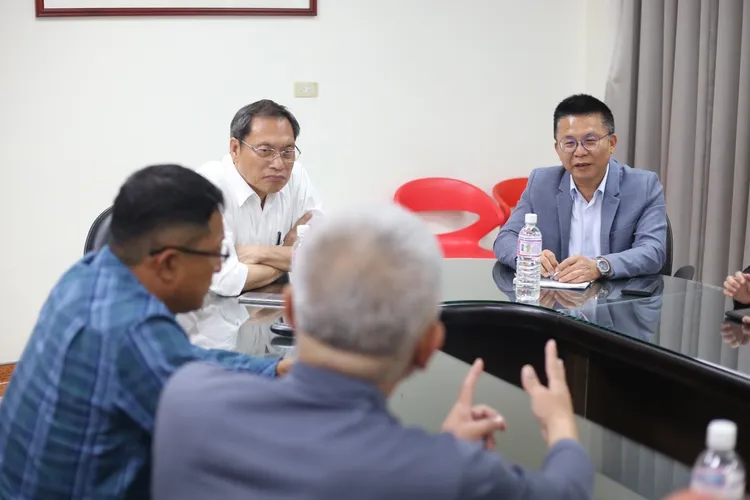 蘇清泉與農糧署副署長姚志旺會面討論災損補助。蘇清泉服務處提供