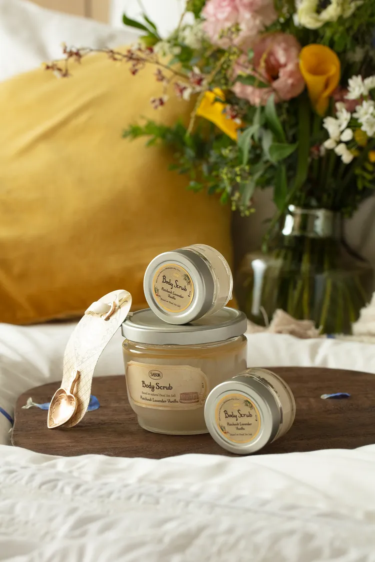 SABON自3月1日至4月18日限時推出的蜜桃磨法1+2組，包含600g身體磨砂膏*1、60g身體磨砂膏*2 （香調隨機）、心型湯匙，2080元。品牌提供