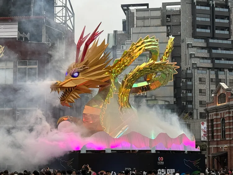 台北燈節主燈吸引民眾搶拍。謝玄辰攝