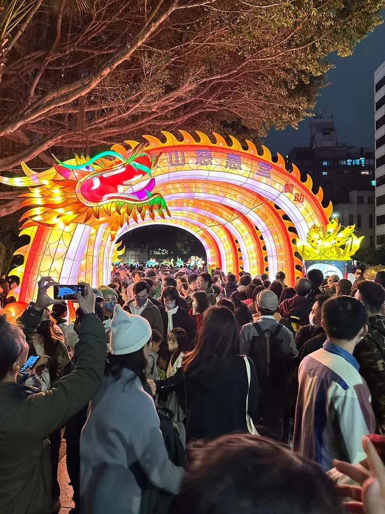 昨天台北燈節創開幕以來單日人潮新高。北市觀傳局提供