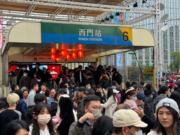 昨天超過32萬人潮湧入西門町賞燈。謝玄辰攝