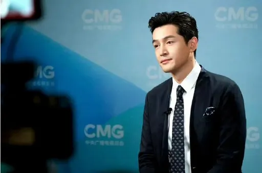 王家衛插手胡歌宣傳服對比差很大!嫌阿寶看汪小姐「像爸爸看女兒」