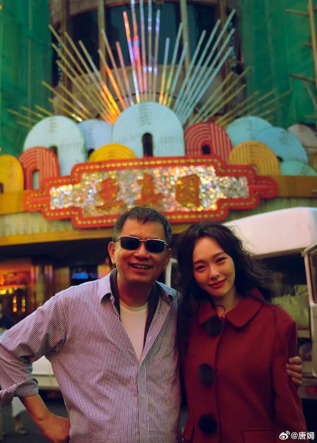 王家衛與飾演汪小姐的唐嫣合照。翻攝唐嫣微博