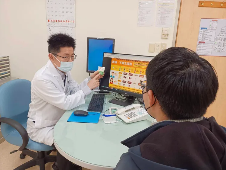 童綜合醫院心身科林杰民醫師向民眾說明成人每日酒精飲用量(非個案本人)。院方提供
