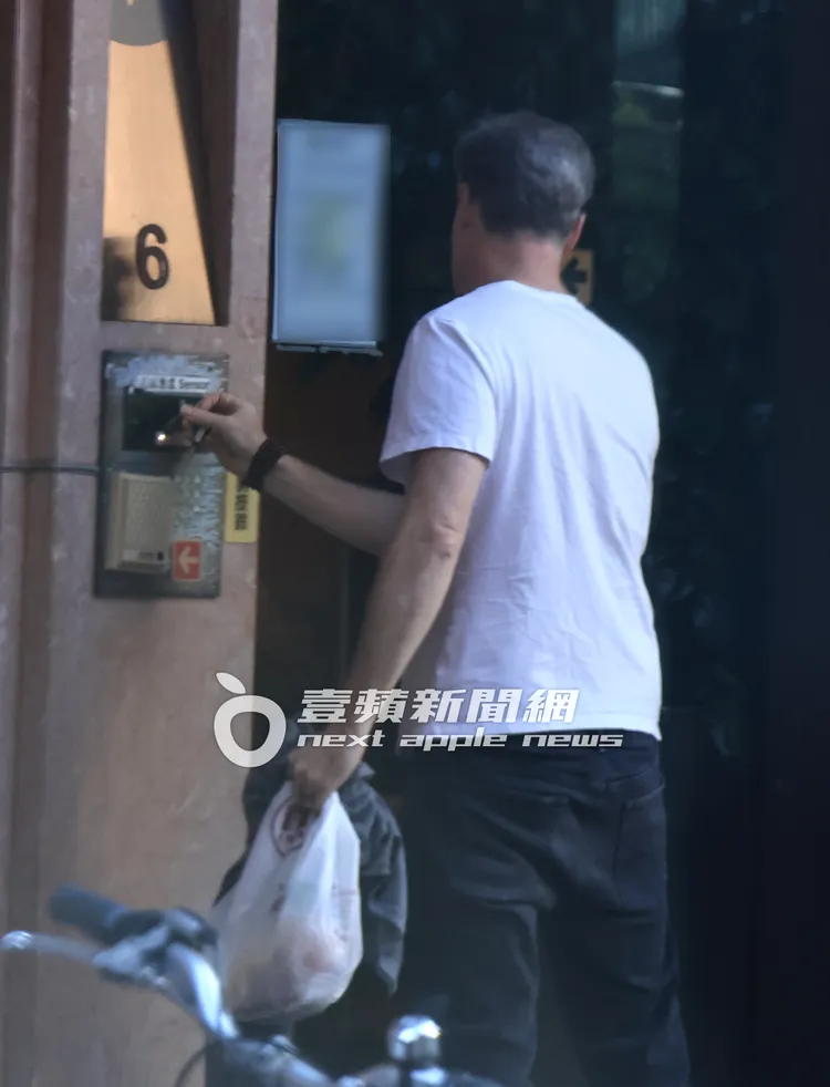 夏克立到士林地院閱卷後，搭乘百萬進口小休旅，拿著衣服和一袋食物回到中山區精品宅。特勤中心攝