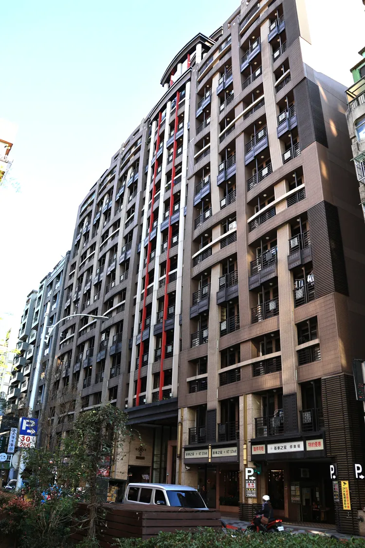 夏克立來台處理官司，返回位於中山區市價約2000萬元的精品宅。特勤中心攝