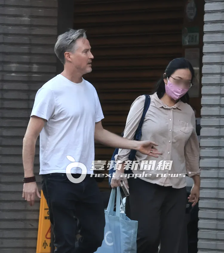 夏克立和友人邊走路邊聊天。特勤中心攝