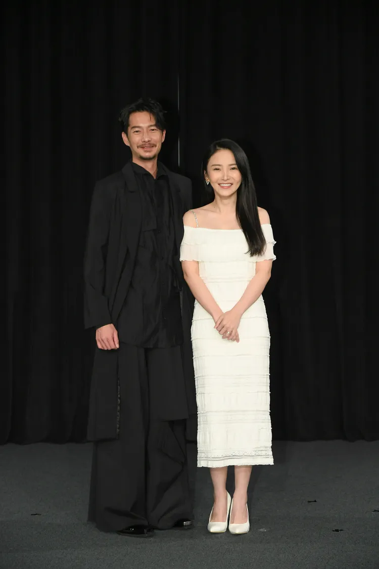 陳子玄（右）今天被問生子計畫，左為周詠軒。三立提供