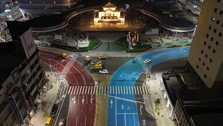 高雄車站站西路彩色鋪面完工。工務局提供