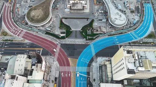 最後一筆畫!完善高雄車站周邊道路 站西路彩色鋪面完工