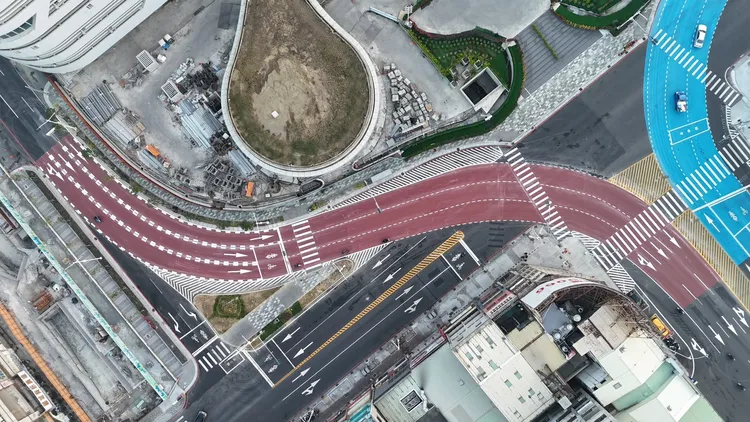 高雄車站站西路彩色鋪面完工。工務局提供