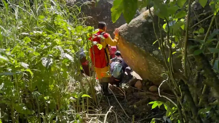 搜救人員在2公里外溪谷發現許姓阿嬤遺體。民眾提供