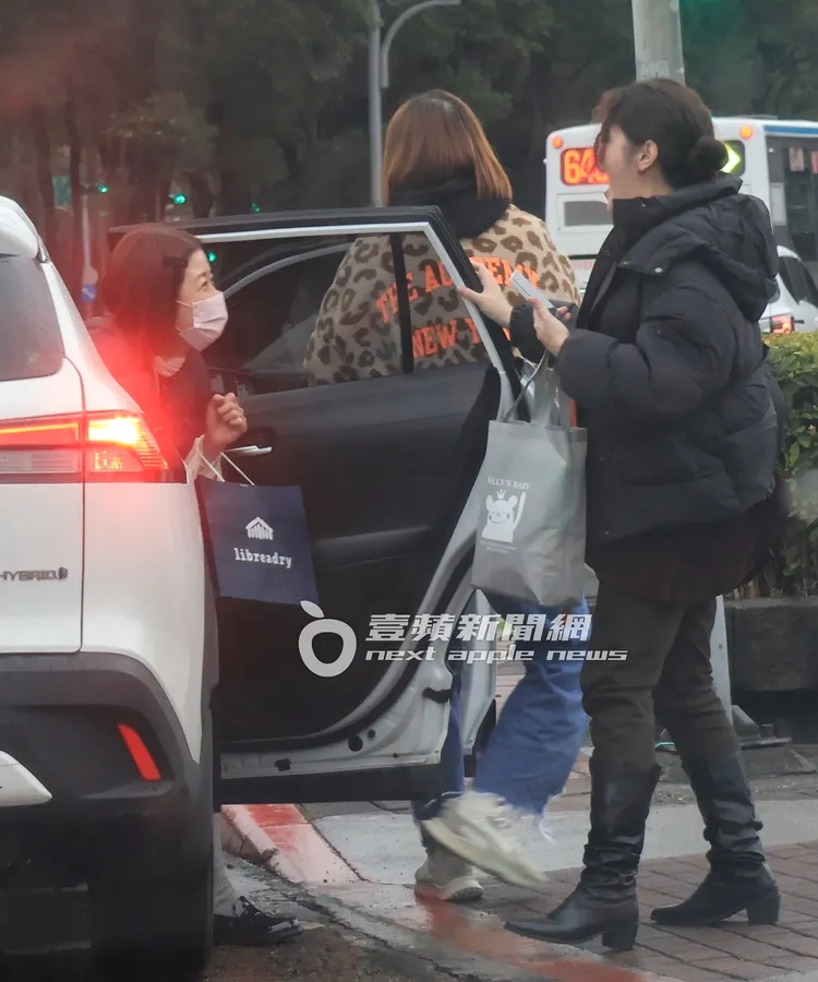 翊萱（右起）、友人和李維維吃完牛肉麵，搭多元計程車到中正紀念堂。特勤中心攝