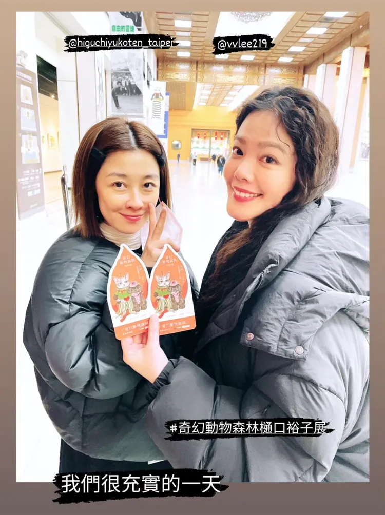 李維維（左）與翊萱一起看藝術展。翻攝李維維IG