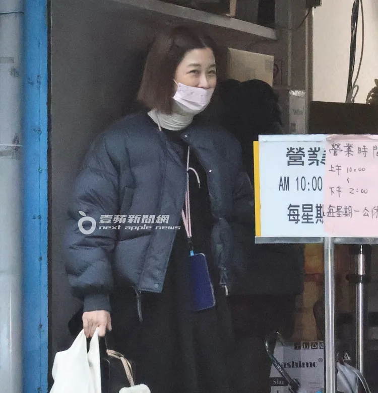 「戲劇女神」李維維排隊等吃牛肉麵，樂在其中。特勤中心攝