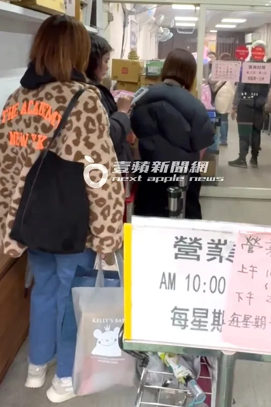 李維維（右起）和翊萱及友人，6度低溫排隊吃米其林牛肉麵取暖。特勤中心攝