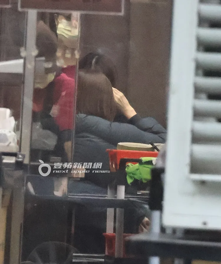 李維維和翊萱一起品嘗米其林牛肉麵，大快朵頤。特勤中心攝