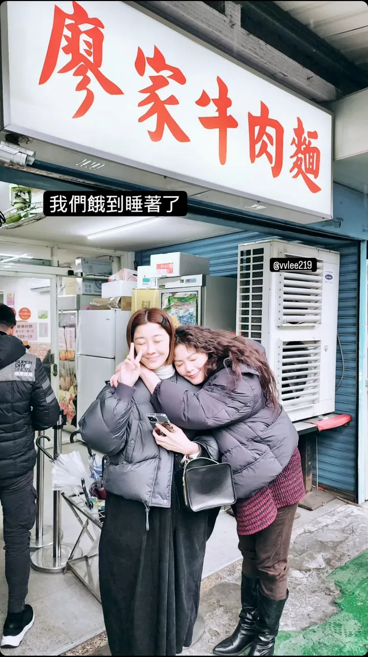 李維維（左）與翊萱排隊吃米其林牛肉麵自嘲。翻攝李維維IG