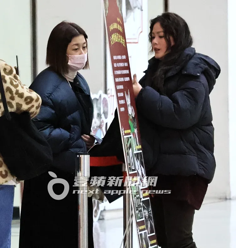 李維維（左）與翊萱購票看藝術展。特勤中心攝