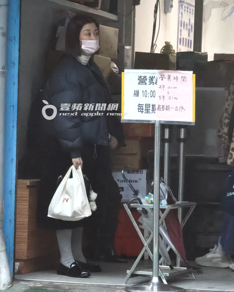 李維維提著大包小包排隊等吃牛肉麵。特勤中心攝