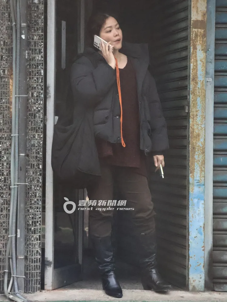 翊萱品嘗完米其林牛肉麵後，到一旁巷內講手機。特勤中心攝