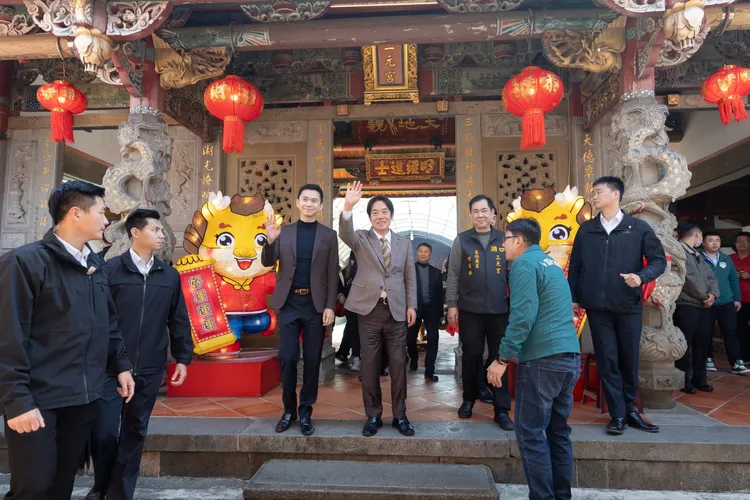 賴清德大年初二的造型較為復古風。總統府提供