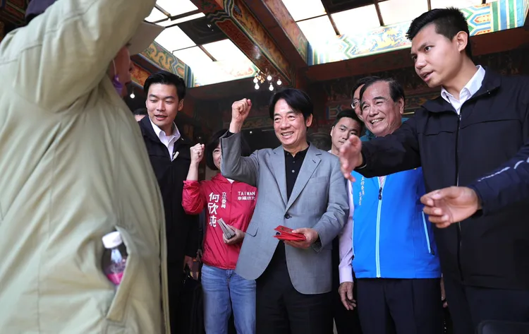 賴清德與民眾互動熱絡。總統府提供