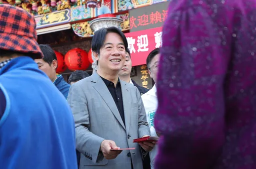 新年大改穿衣風格! 賴清德初三「灰西裝+黑襯衫」亮相