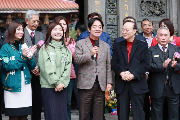 賴清德在大年初一身著紅色立領上衣＋咖啡格紋西裝外套。總統府提供