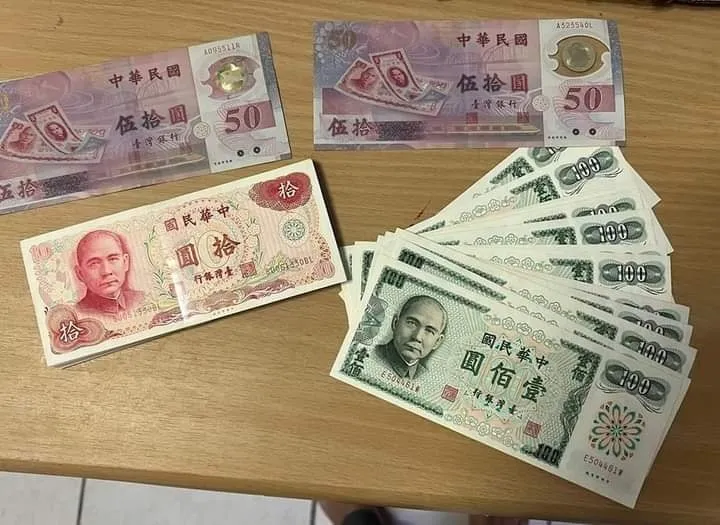網友還貼出綠色舊版百元鈔照片，讓年輕人覺得很稀奇。翻攝自臉書「爆廢1公社」