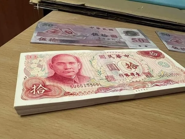 舊版拾元紙鈔,以及50元部分塑膠紙鈔。翻攝自臉書「爆廢1公社」