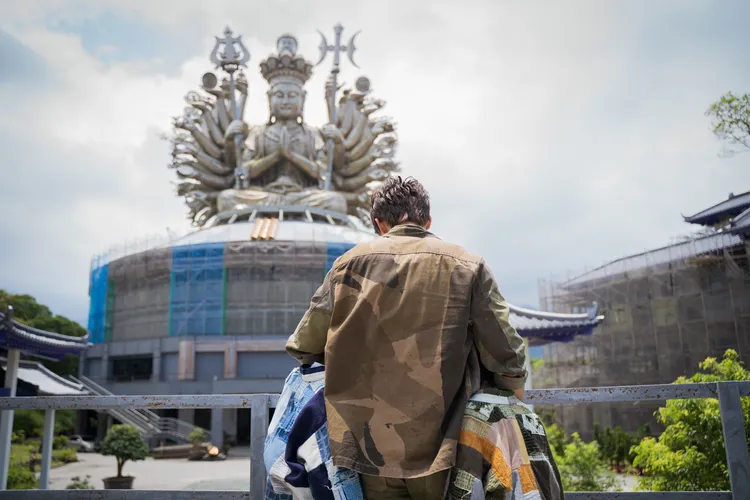 片中關鍵場景出現淡水千手千眼觀世音菩薩聖像。良人行提供