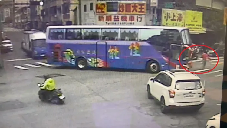 張姓行人見遊覽車未停讓，嚇到快步通過，但仍來不及挨撞。民眾提供